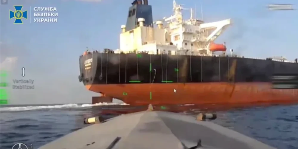 Скриншот відео СБУ з танкером тіньового флоту РФ Avero біля Новоросійська, 19 липня 2026 року