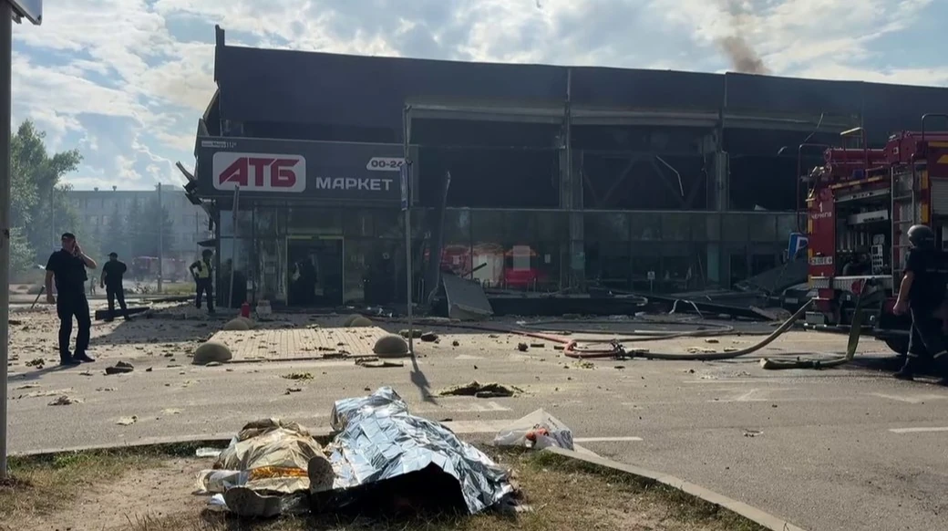 Наслідки падіння російського безпілотника «Герань-4» на супермаркет «АТБ» у Чернігові