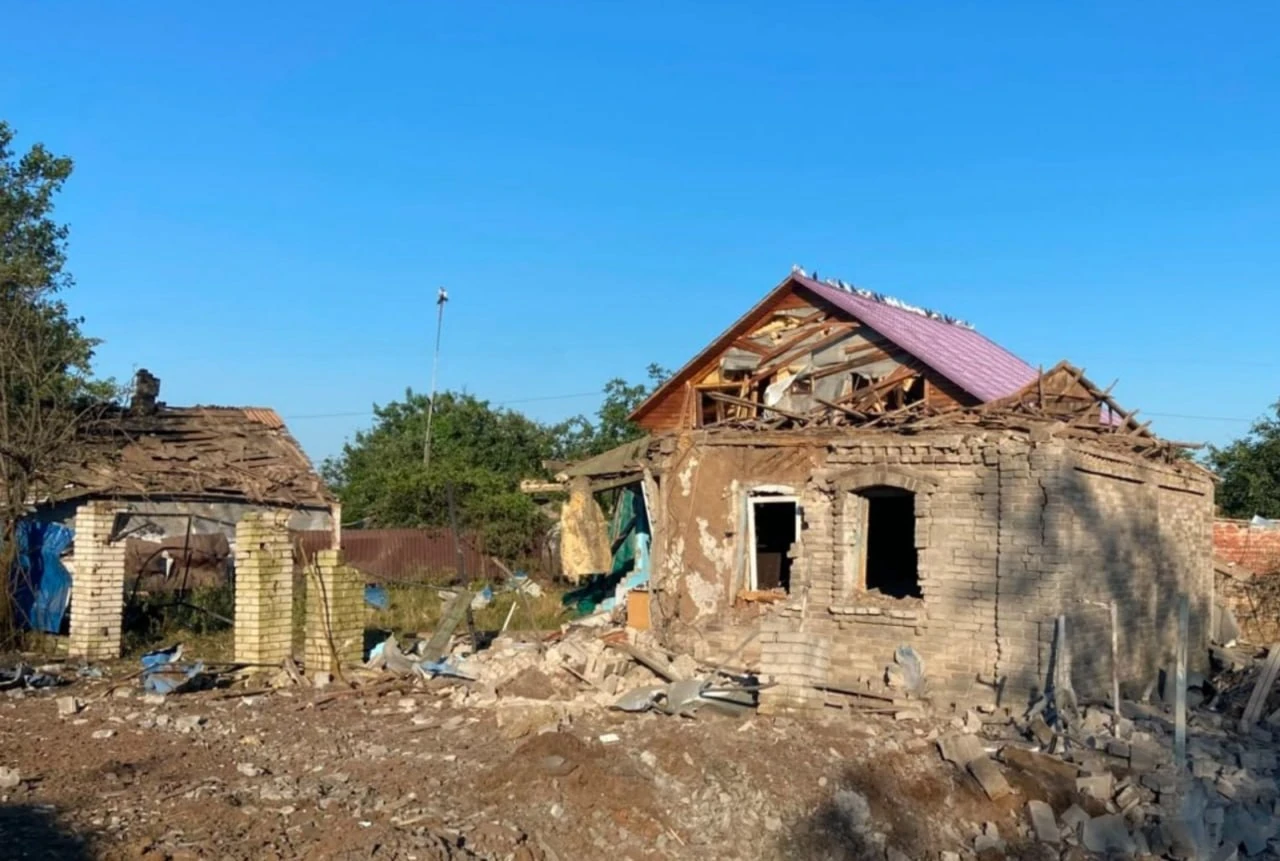 Наслідки російських обстрілів населених пунктів Донецької області, пошкоджені багатоквартирні будинки та приватні