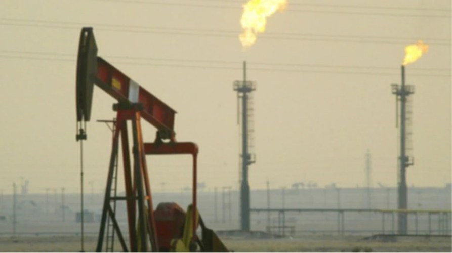 Нафтовий танкер на тлі морського узбережжя