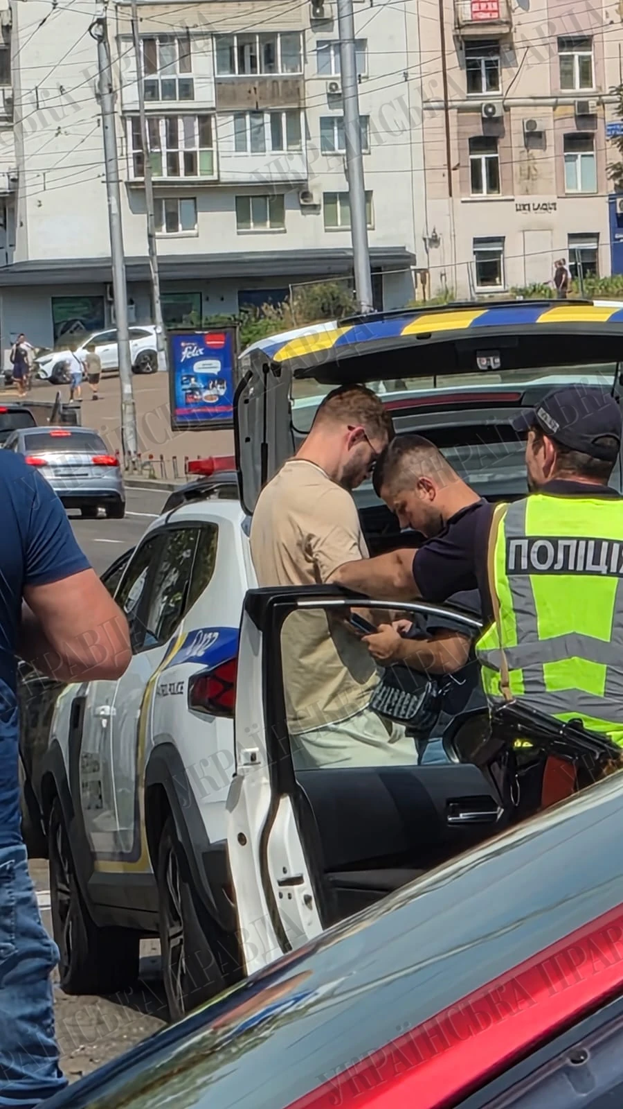 Перекинутий BMW на літній терасі ресторану KAØS біля Палацу «Україна» на вулиці Великій Васильківській у Києві після ДТП