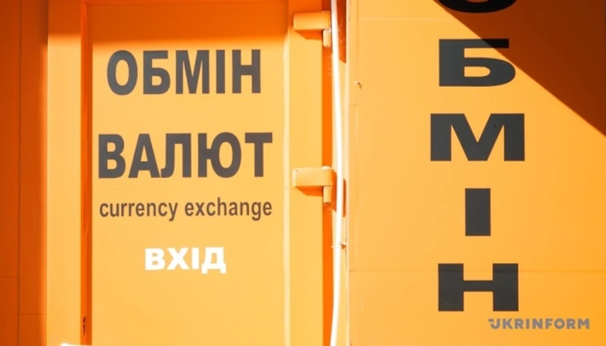 Гривня послабилася: що з курсом долара і євро для пересічного українця