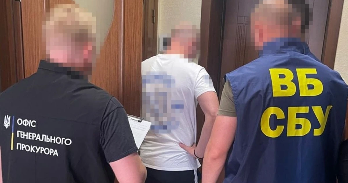 Робоче місце та вилучені кошти під час обшуків у справі щодо «відкатів» у Хмельницькій ОВА.