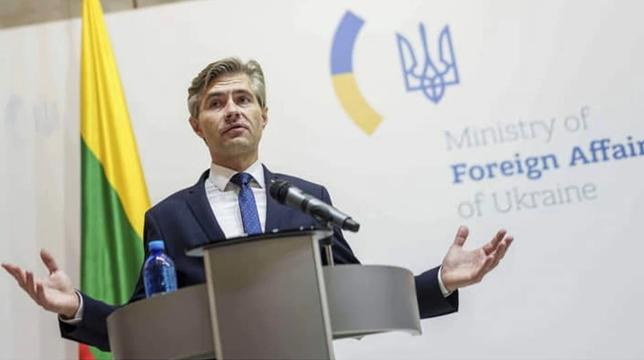 Пошкоджена будівля посольства Литви у Києві після удару