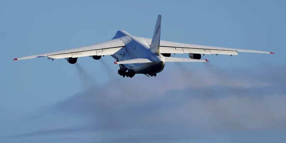 Поліцейські автомобілі та спецтехніка поряд із українським Ан-124-100 «Руслан» із бортовим номером UR-82072 в аеропорту
