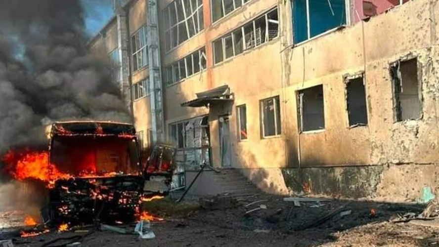 Знищений шкільний автобус на території ліцею в Миколаєві після удару
