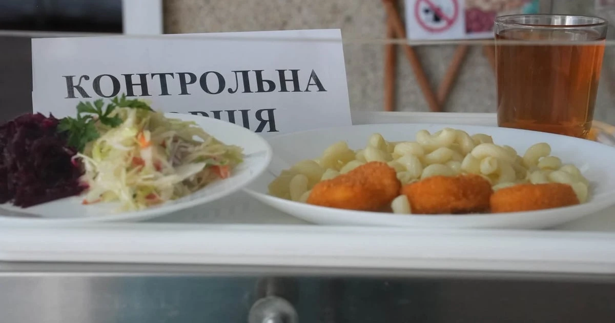 Шкільний обід на тарілці під час інспекції Держпродспоживслужби
