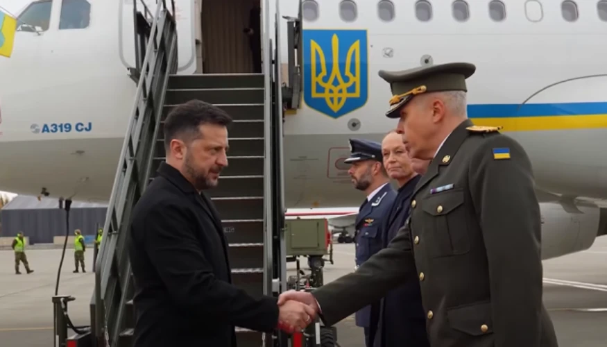 Прибуття літака президента України Володимира Зеленського до Норвегії; Зеленський зходить на злітно-посадкову смугу трапом