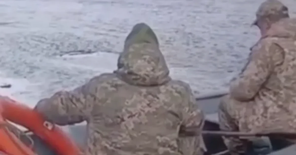 Скриншот відео із соцмереж, на якому видно двох українських прикордонників, затриманих у Молдові
